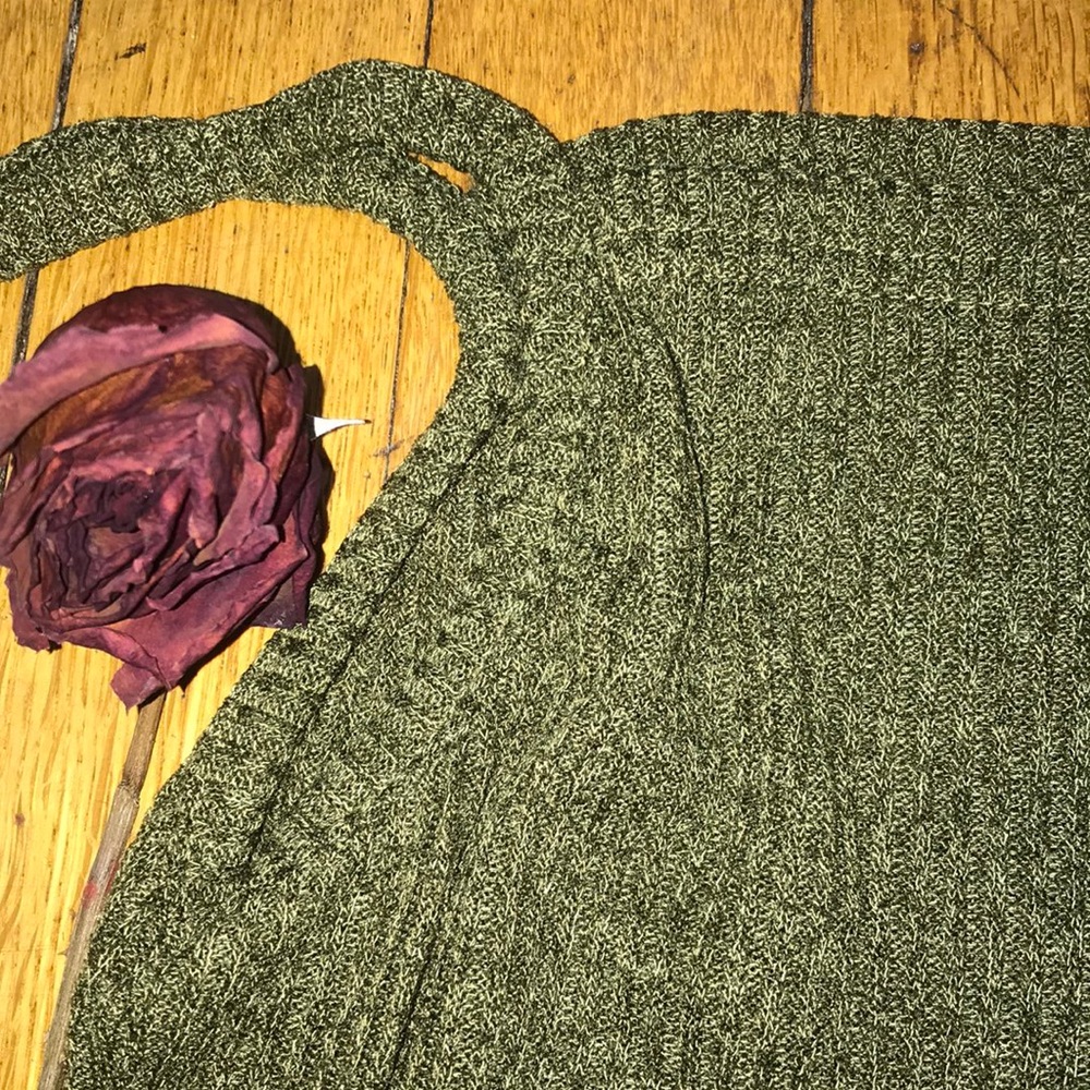 Green knit crop-top 🥀